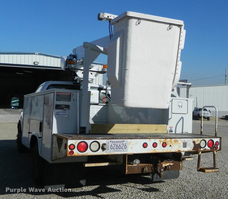 image for item J8804 2006 Ford F350 Super Duty bucket truck