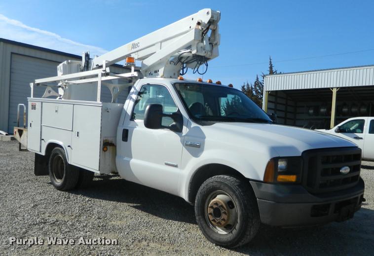 image for item J8804 2006 Ford F350 Super Duty bucket truck