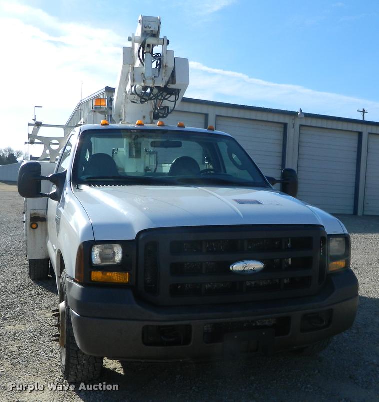 image for item J8804 2006 Ford F350 Super Duty bucket truck