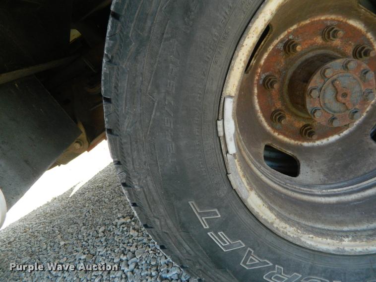 image for item J8804 2006 Ford F350 Super Duty bucket truck