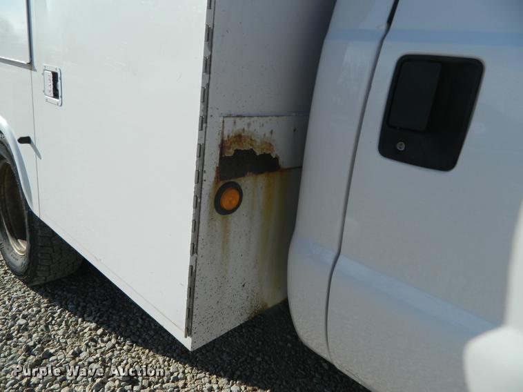 image for item J8804 2006 Ford F350 Super Duty bucket truck