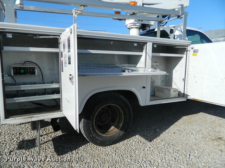 image for item J8804 2006 Ford F350 Super Duty bucket truck