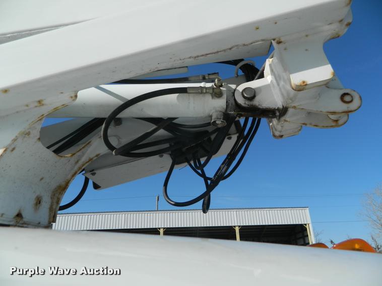 image for item J8804 2006 Ford F350 Super Duty bucket truck