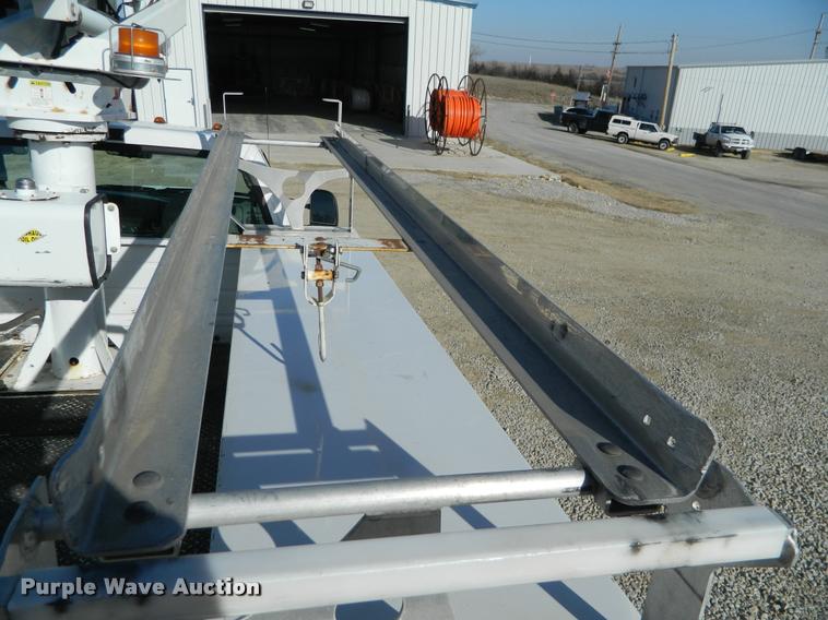 image for item J8804 2006 Ford F350 Super Duty bucket truck