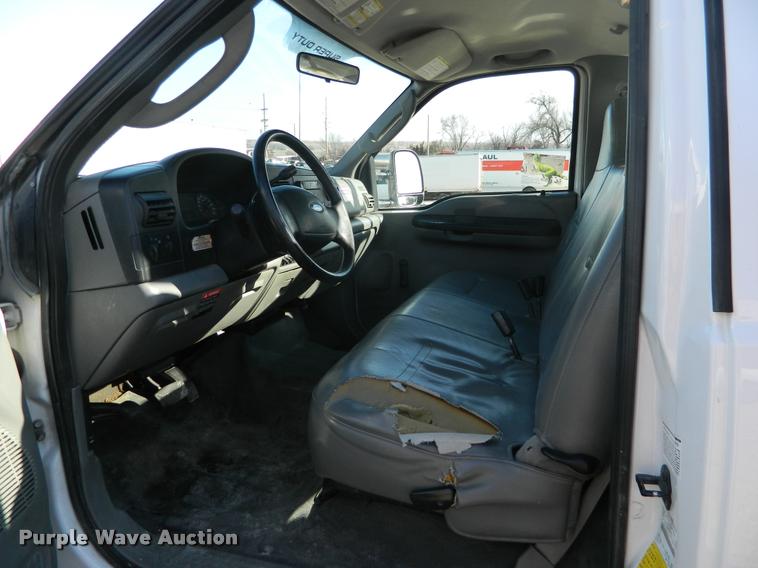 image for item J8804 2006 Ford F350 Super Duty bucket truck