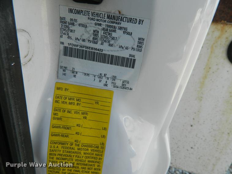 image for item J8804 2006 Ford F350 Super Duty bucket truck