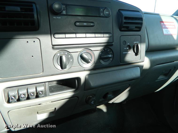 image for item J8804 2006 Ford F350 Super Duty bucket truck