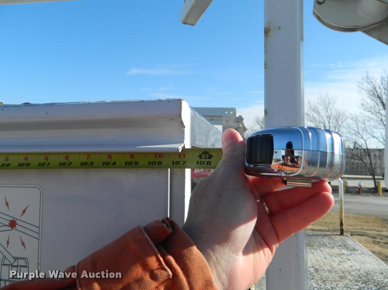 image for item J8804 2006 Ford F350 Super Duty bucket truck