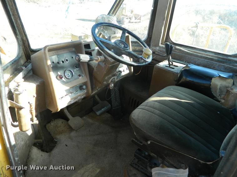 image for item J8805 1983 Caterpillar 992C wheel loader