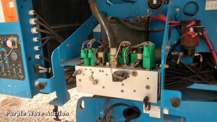 image for item K2999 2004 Genie S60 boom lift