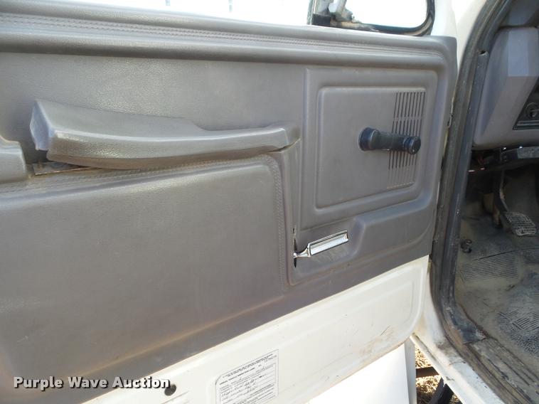 image for item L5147 1998 Ford F800 flatbed truck