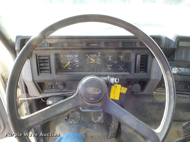 image for item L5147 1998 Ford F800 flatbed truck