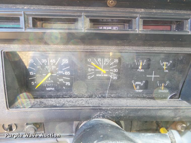 image for item L5147 1998 Ford F800 flatbed truck