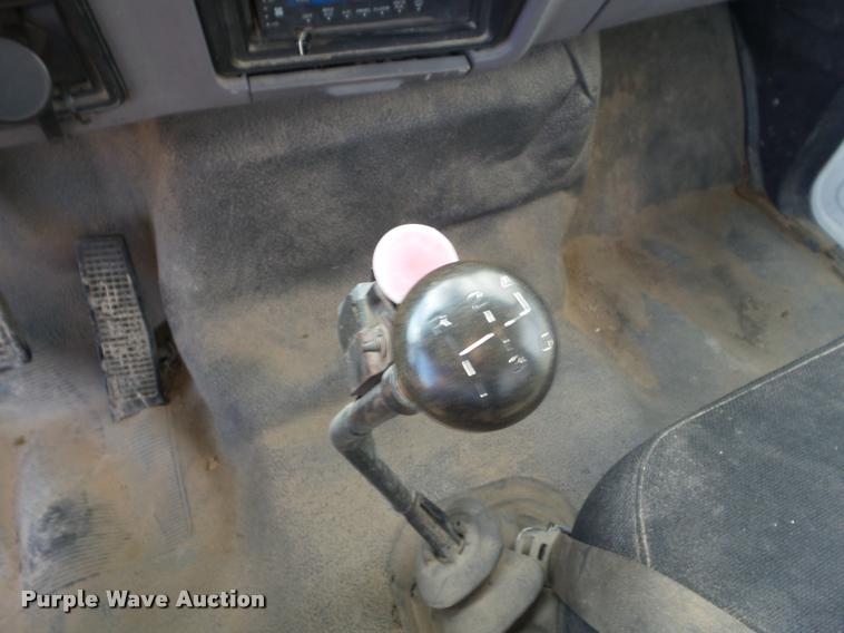 image for item L5147 1998 Ford F800 flatbed truck