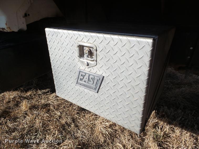 image for item L5147 1998 Ford F800 flatbed truck