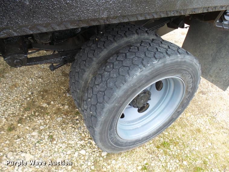 image for item L7225 1999 Ford F550 flatbed truck