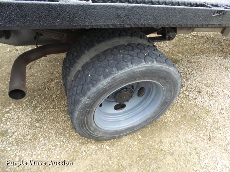 image for item L7225 1999 Ford F550 flatbed truck