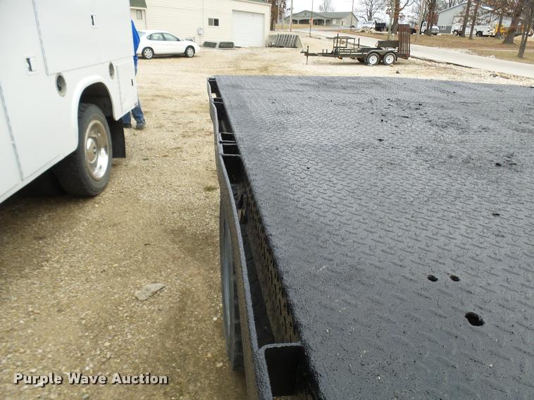 image for item L7225 1999 Ford F550 flatbed truck