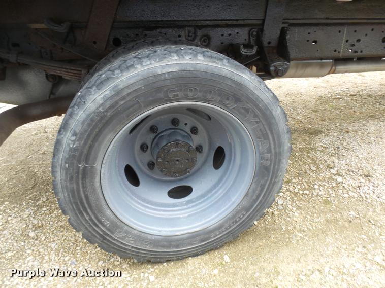 image for item L7225 1999 Ford F550 flatbed truck