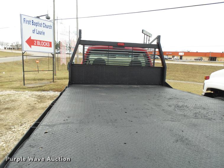 image for item L7225 1999 Ford F550 flatbed truck