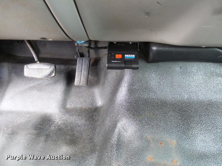 image for item L7225 1999 Ford F550 flatbed truck