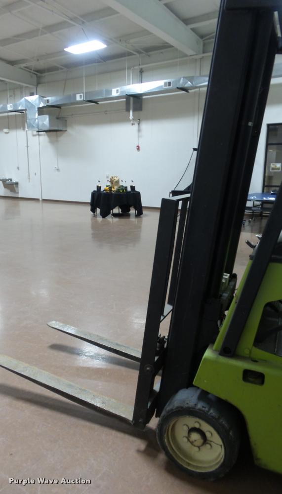 image for item BU9224 Clark C500-30 forklift