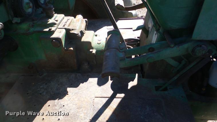 image for item AT9689 Oliver 1600 tractor