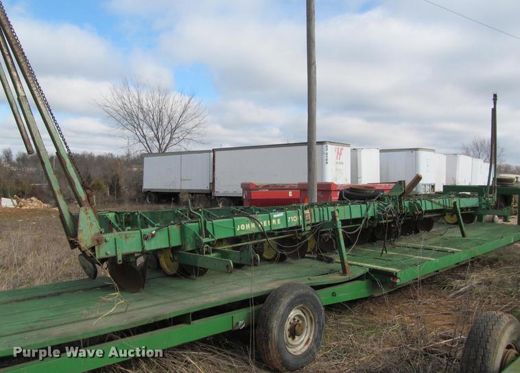 image for item BT9082 John Deere 7100 planter
