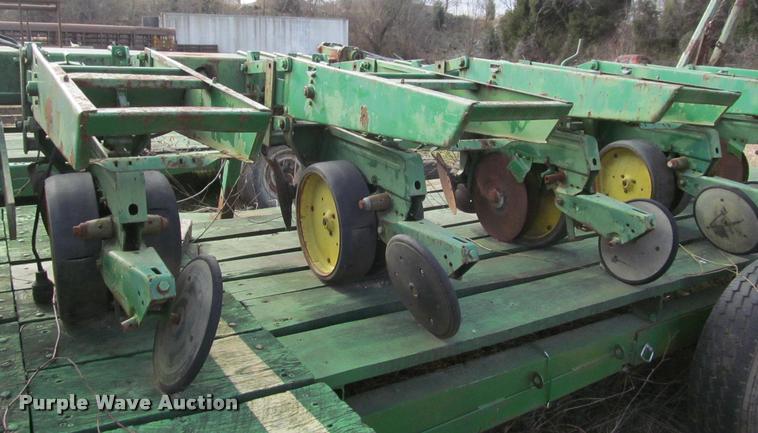 image for item BT9082 John Deere 7100 planter