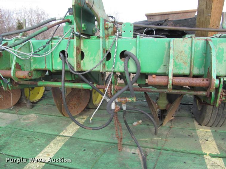 image for item BT9082 John Deere 7100 planter