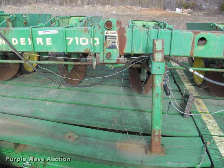 image for item BT9082 John Deere 7100 planter
