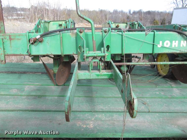 image for item BT9082 John Deere 7100 planter