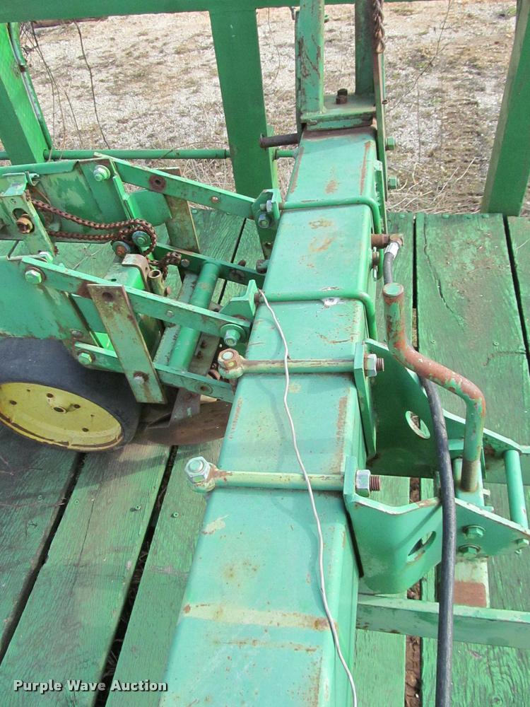 image for item BT9082 John Deere 7100 planter