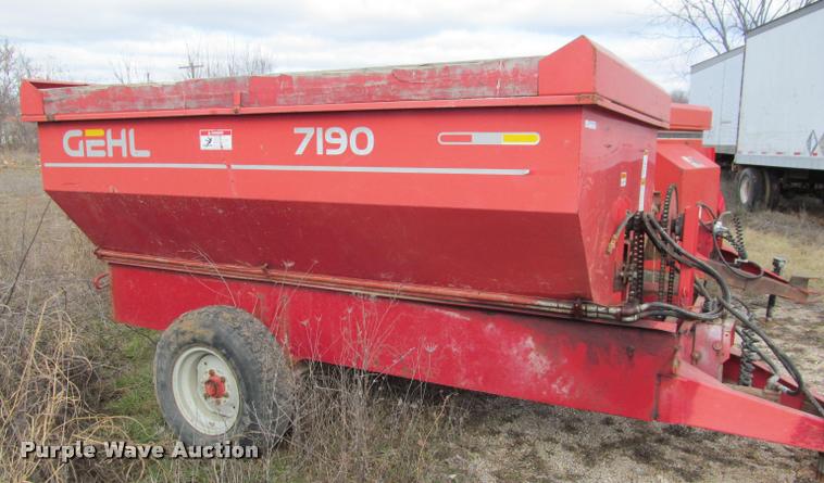 image for item BT9102 Gehl F7190 grain wagon