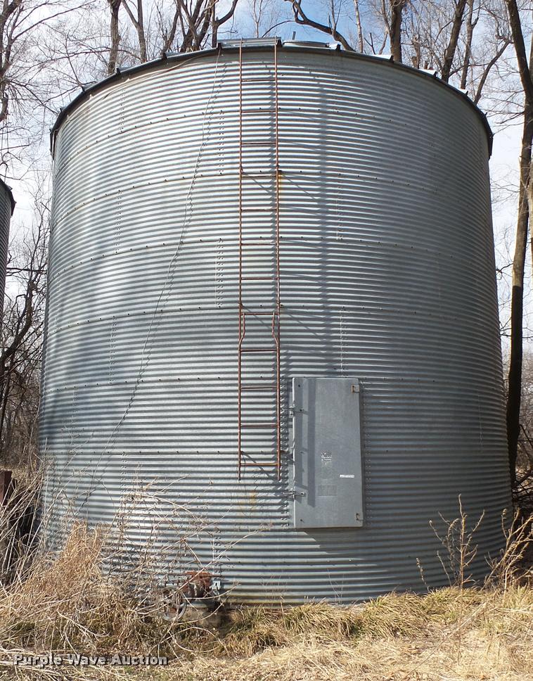 Sukup galvanized grain bin in Sedgwick, KS Item BU9428 sold Purple Wave