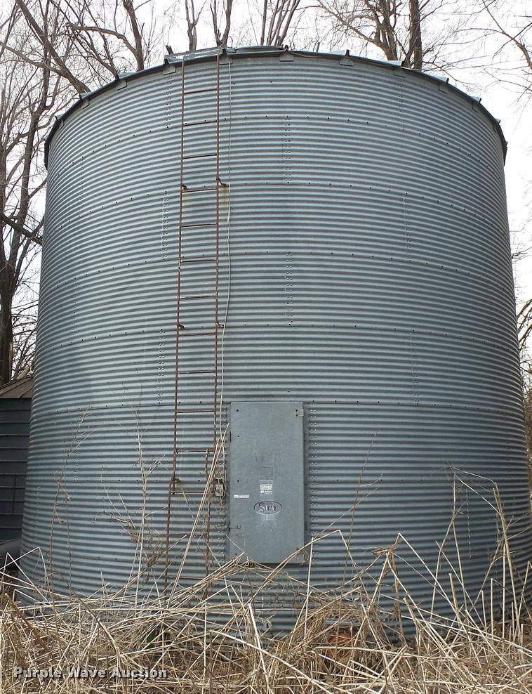 Sukup galvanized grain bin in Sedgwick, KS Item BU9429 sold Purple Wave