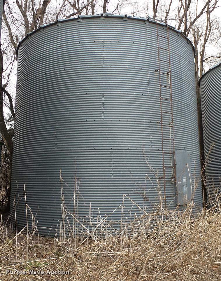 Sukup galvanized grain bin in Sedgwick, KS Item BU9429 sold Purple Wave