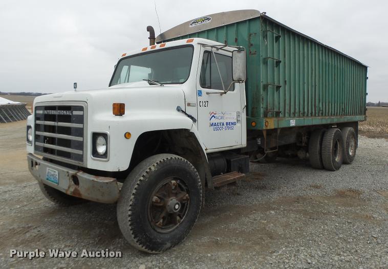 image for item DA3299 1979 International 1854 grain truck