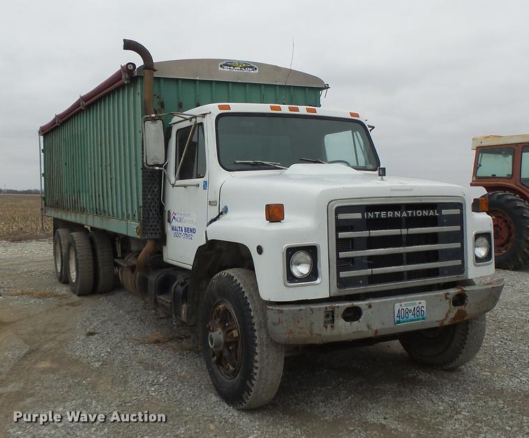 image for item DA3299 1979 International 1854 grain truck
