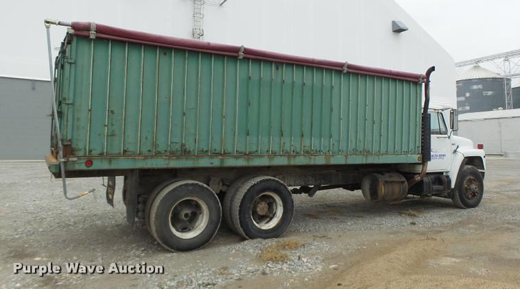 image for item DA3299 1979 International 1854 grain truck