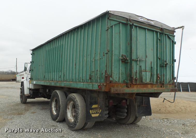 image for item DA3299 1979 International 1854 grain truck