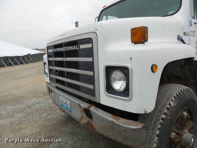 image for item DA3299 1979 International 1854 grain truck