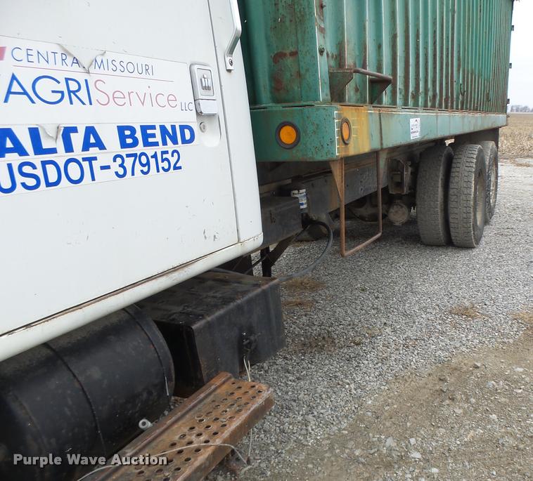 image for item DA3299 1979 International 1854 grain truck