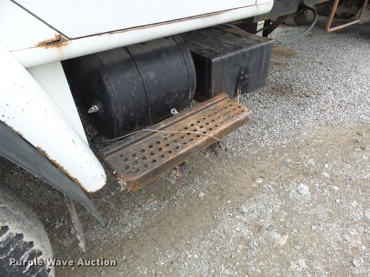 image for item DA3299 1979 International 1854 grain truck