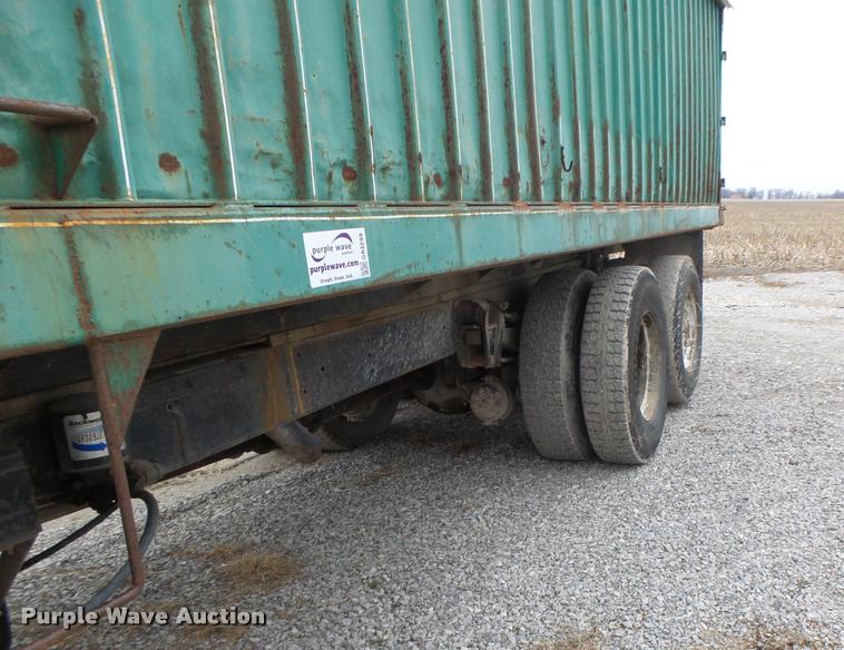 image for item DA3299 1979 International 1854 grain truck