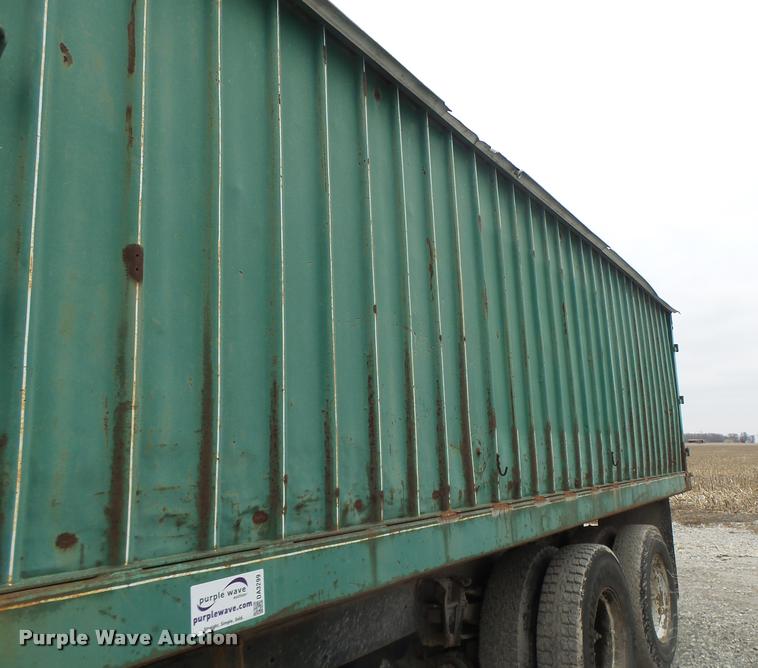 image for item DA3299 1979 International 1854 grain truck