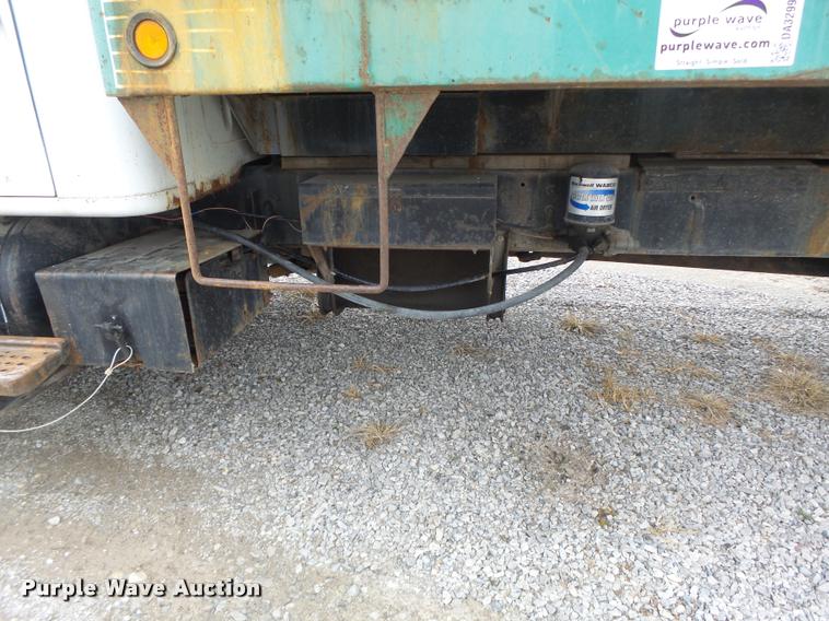 image for item DA3299 1979 International 1854 grain truck