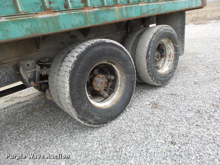 image for item DA3299 1979 International 1854 grain truck