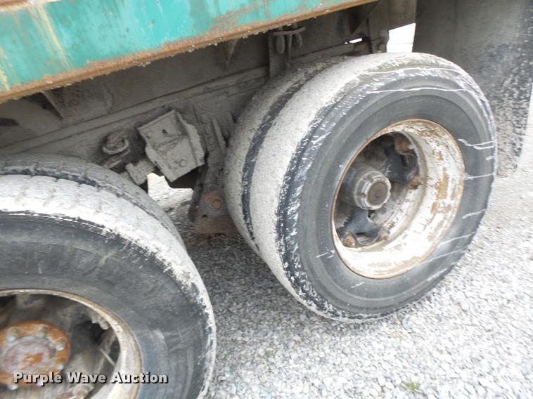 image for item DA3299 1979 International 1854 grain truck