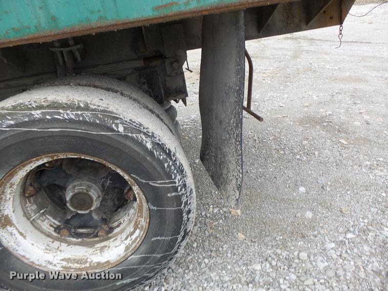 image for item DA3299 1979 International 1854 grain truck